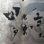 Ａ．カイユ著竹内均訳『地球の解剖』より。「地球の表面の主要な地形の特徴」と題された図です。 大西洋中央海嶺が描かれています。海嶺唯一の海上部分がアイスランドであることがわかります。 矢嶋ストーリーのブログ「矢嶋ストーリーnews」の「大陸移動説　驚きの連続」の 文中に出てくる写真です。