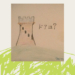 正方形のメモ帳のような茶色い紙の上に中世の塔が色鉛筆で描かれていています。塔の形はチェスの駒のルークに似ています。その塔が紙の左側に、そして右側に「ドアは？」の文字が見えます。どうやらこの塔にはドアが無いようなのです。そしてこの塔を描いた紙は別のイラストの上に置かれています。イラストには子供が描いたようなグシャグシャの線で黄緑の丘が描かれてます。その丘の上に塔が建っているように見えます。